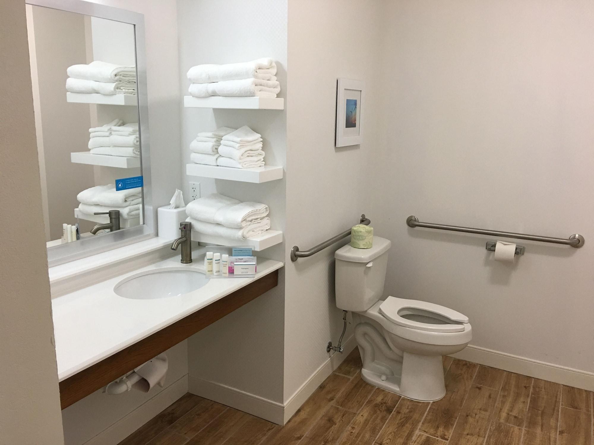 Hampton Inn Mcpherson Extérieur photo