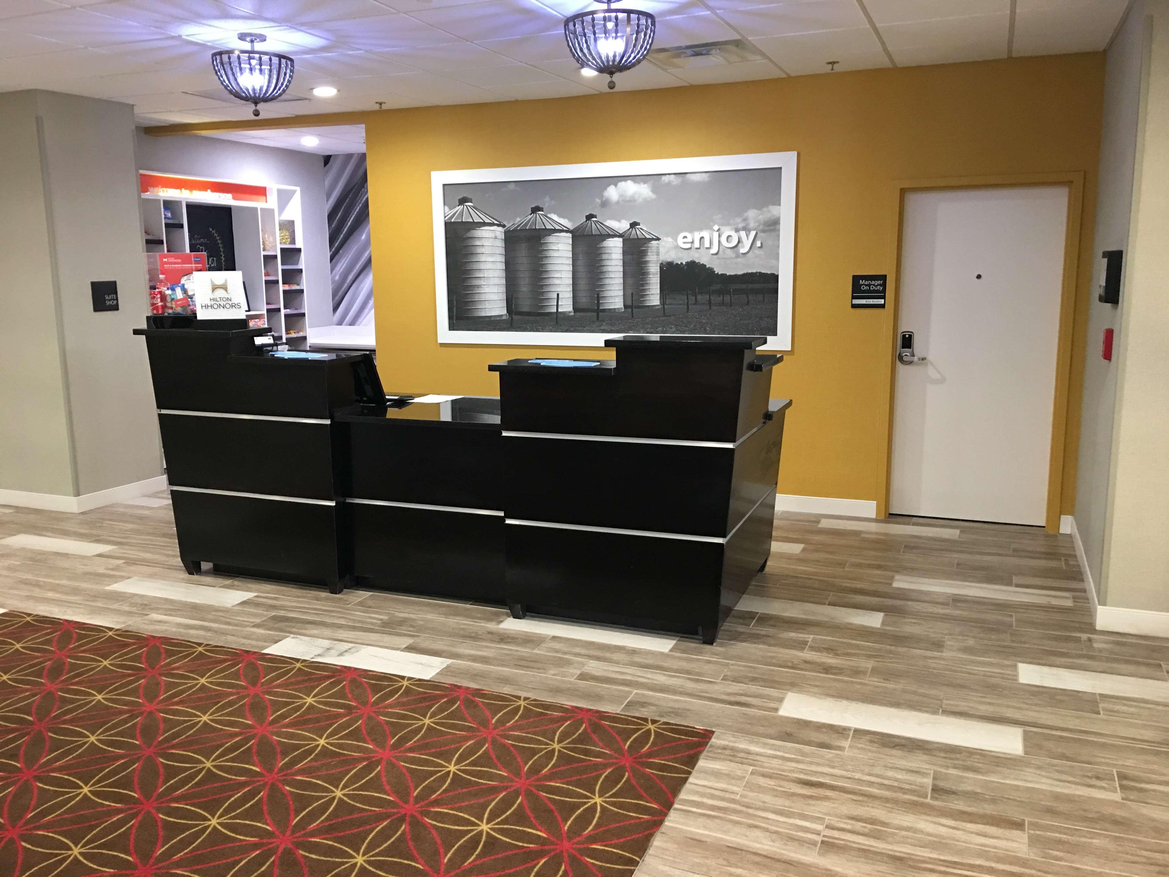 Hampton Inn Mcpherson Extérieur photo